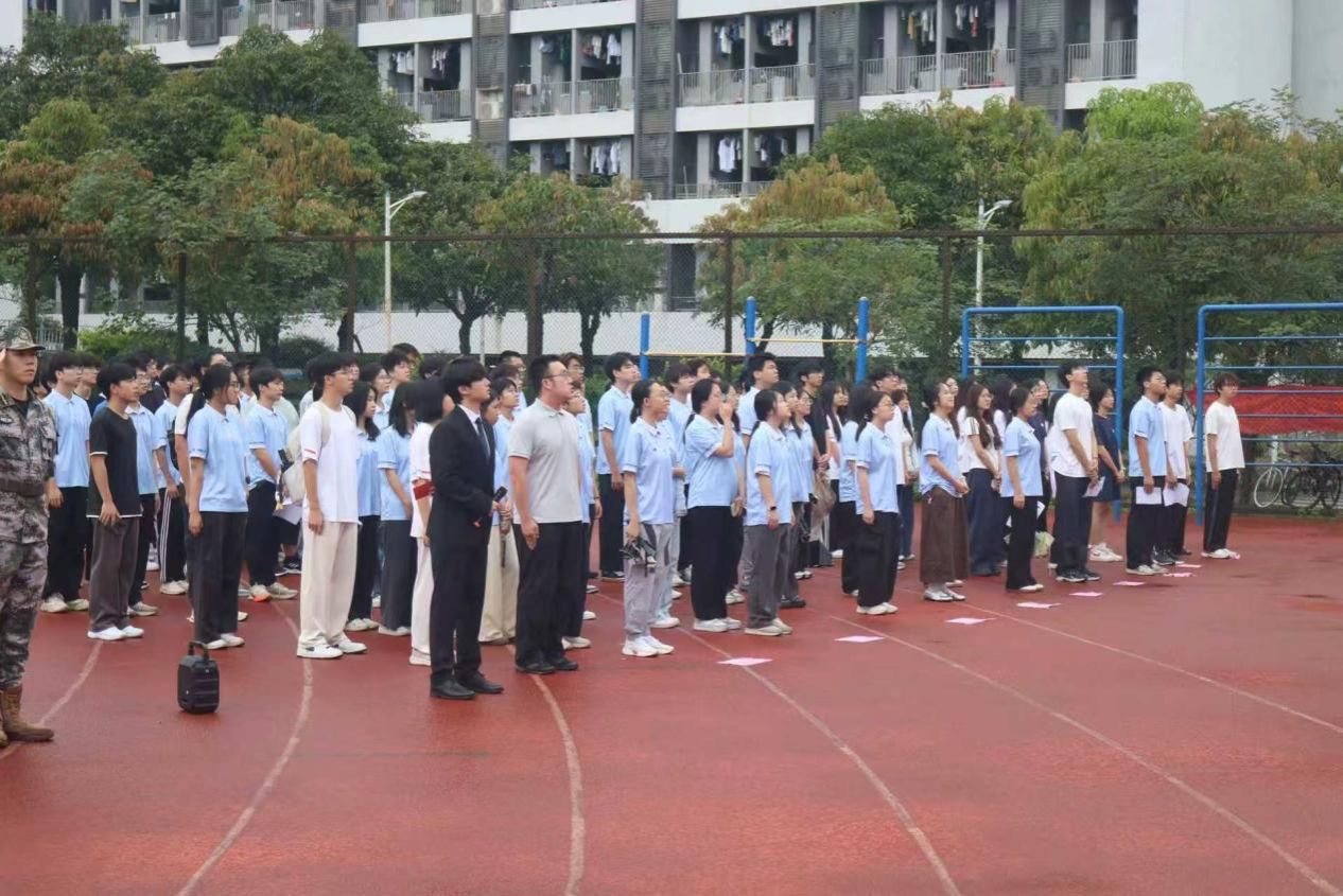 化工与材料学院举行升旗仪式