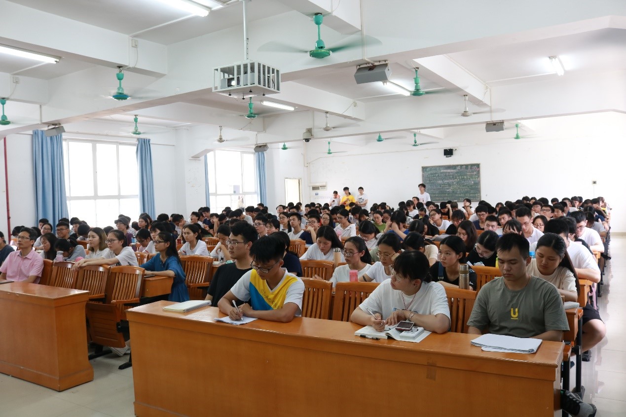 我院“聚合材料表面的特殊润湿性”主题讲座圆满结束